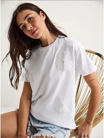 T-shirt girocollo a maniche corte con accessorio floreale lucci