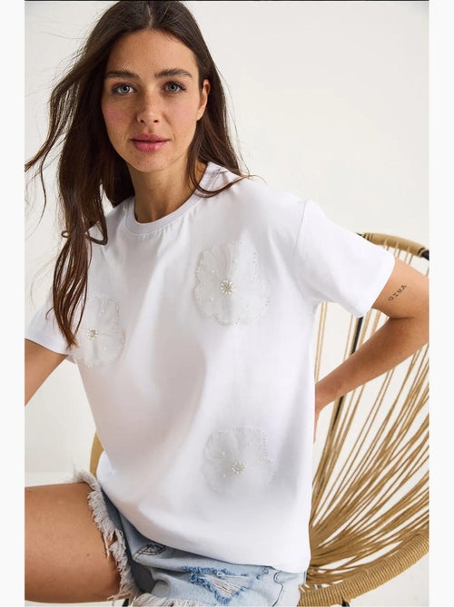 T-shirt girocollo a maniche corte con accessorio floreale lucci - Kiabi T-shirt girocollo a maniche corte con accessorio floreale lucci - Kiabi