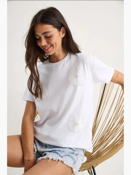 T-shirt girocollo a maniche corte con accessorio floreale lucci - Kiabi T-shirt girocollo a maniche corte con accessorio floreale lucci - Kiabi