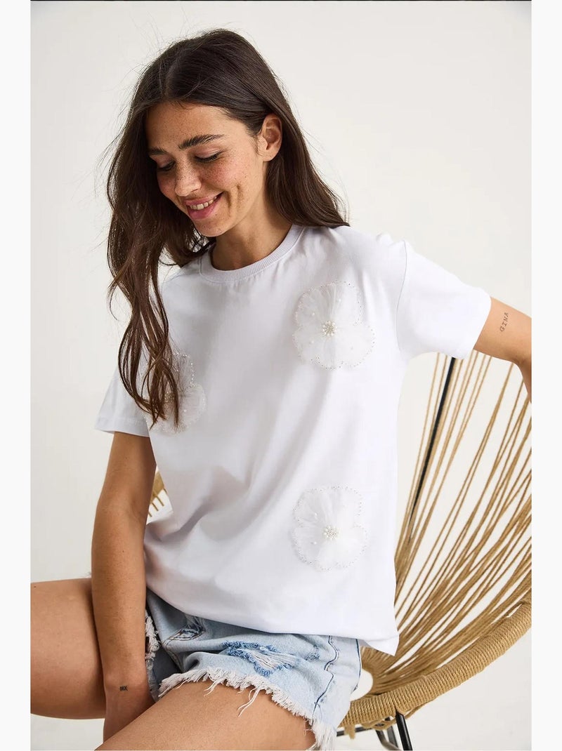 T-shirt girocollo a maniche corte con accessorio floreale lucci Bianco - Kiabi