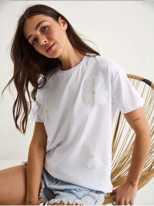 T-shirt girocollo a maniche corte con accessorio floreale lucci - Kiabi T-shirt girocollo a maniche corte con accessorio floreale lucci - Kiabi