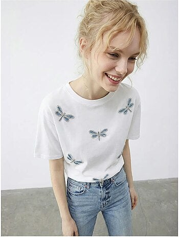 T-shirt girocollo a vestibilità comoda con ricamo lucci