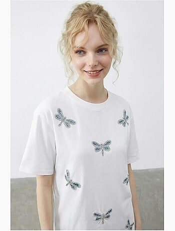T-shirt girocollo a vestibilità comoda con ricamo lucci