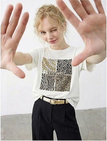 T-shirt girocollo con paillettes e stampa leopardata lucci