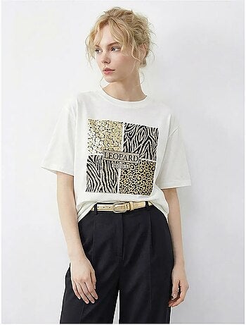 T-shirt girocollo con paillettes e stampa leopardata lucci