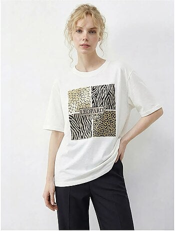 T-shirt girocollo con paillettes e stampa leopardata lucci