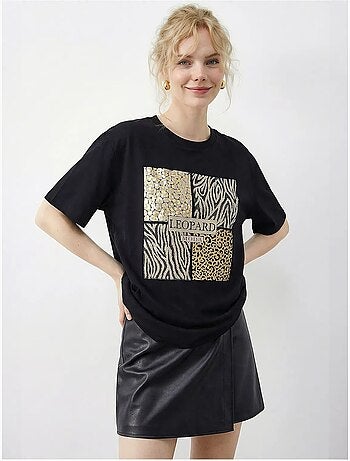 T-shirt girocollo con paillettes e stampa leopardata lucci
