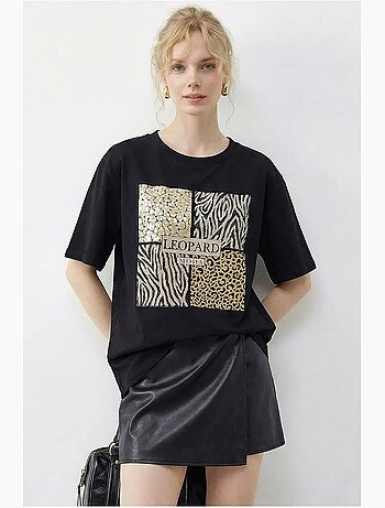 T-shirt girocollo con paillettes e stampa leopardata lucci