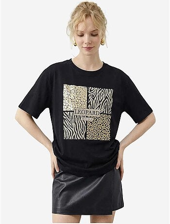 T-shirt girocollo con paillettes e stampa leopardata lucci