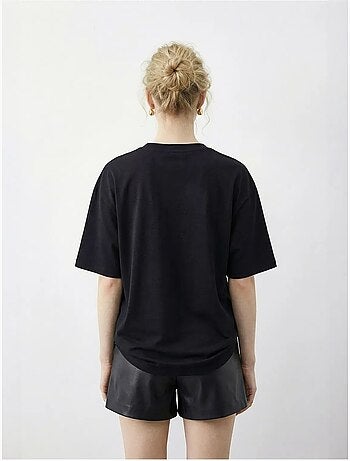 T-shirt girocollo con paillettes e stampa leopardata lucci