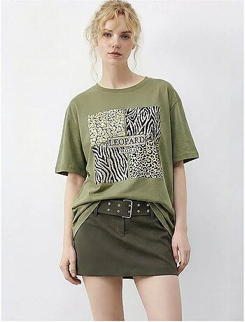 T-shirt girocollo con paillettes e stampa leopardata lucci