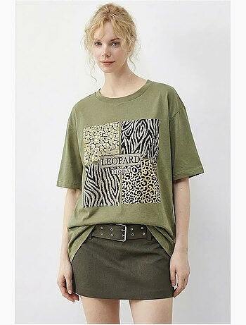 T-shirt girocollo con paillettes e stampa leopardata lucci