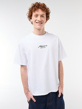 T-shirt girocollo con ricamo a contrasto