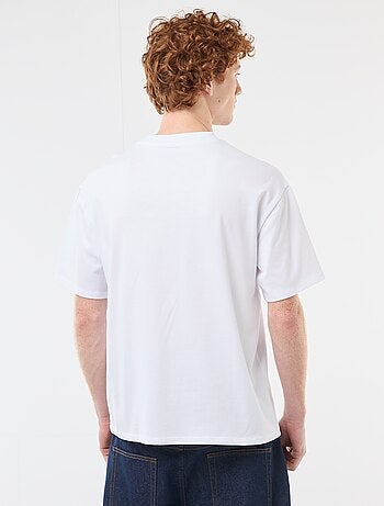 T-shirt girocollo con ricamo a contrasto