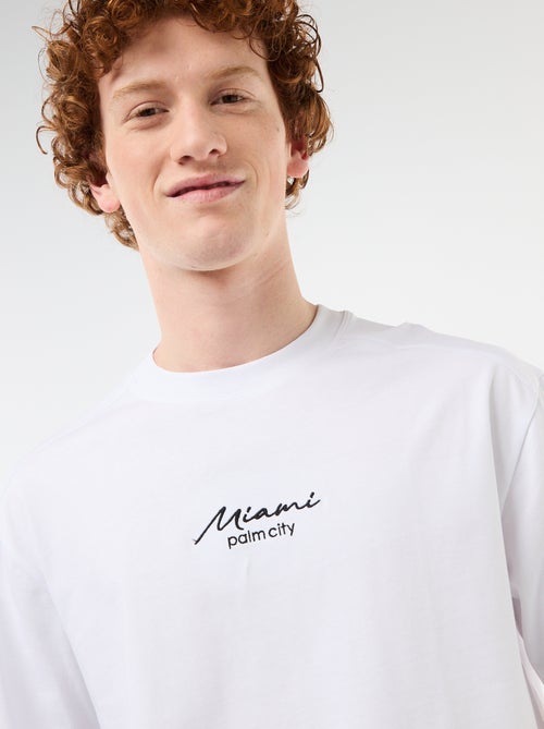 T-shirt girocollo con ricamo a contrasto - Kiabi