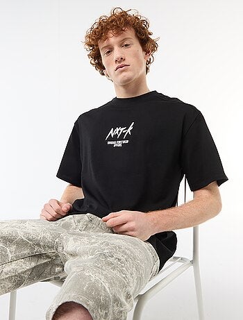 T-shirt girocollo con ricamo a contrasto