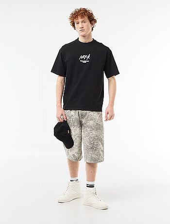 T-shirt girocollo con ricamo a contrasto