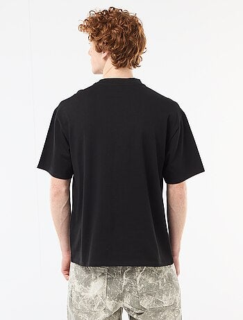 T-shirt girocollo con ricamo a contrasto