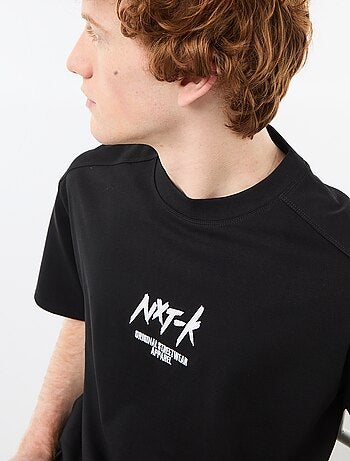 T-shirt girocollo con ricamo a contrasto