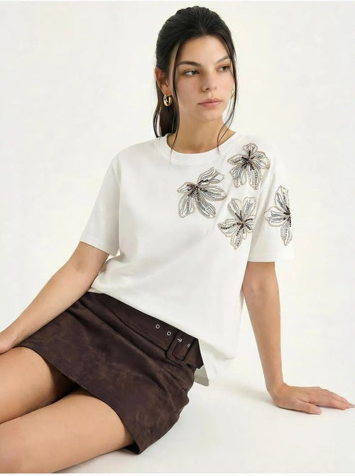 T-shirt girocollo con ricamo floreale lucci - Kiabi T-shirt girocollo con ricamo floreale lucci - Kiabi