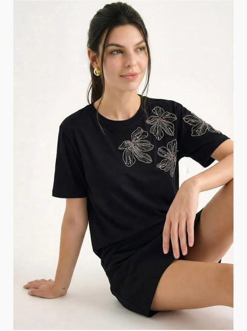 T-shirt girocollo con ricamo floreale lucci - Kiabi T-shirt girocollo con ricamo floreale lucci - Kiabi