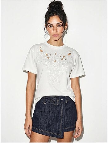 T-shirt girocollo in cotone con ricamo lucci