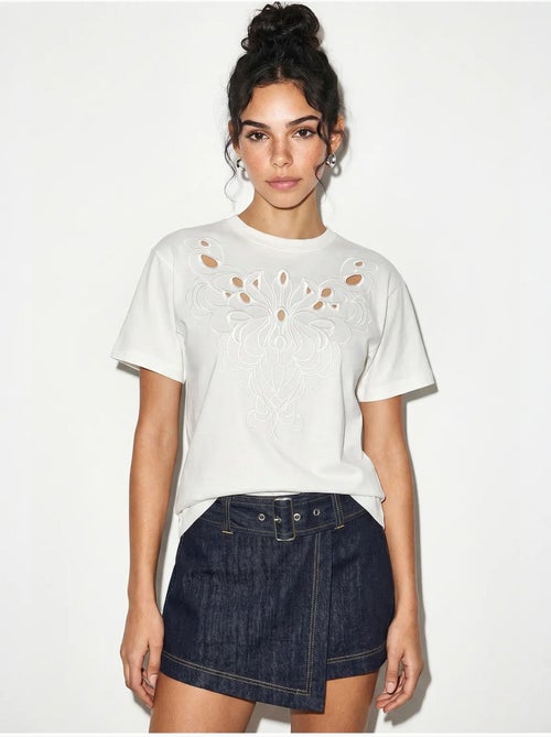 T-shirt girocollo in cotone con ricamo lucci - Kiabi T-shirt girocollo in cotone con ricamo lucci - Kiabi