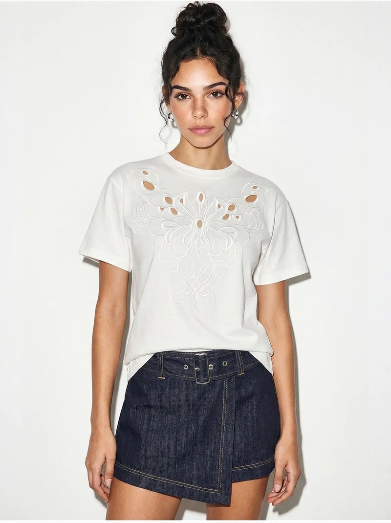 T-shirt girocollo in cotone con ricamo lucci Bianco - Kiabi