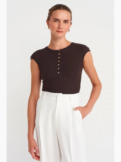 T-shirt girocollo in jersey di cotone aderente dilvin - Kiabi T-shirt girocollo in jersey di cotone aderente dilvin - Kiabi