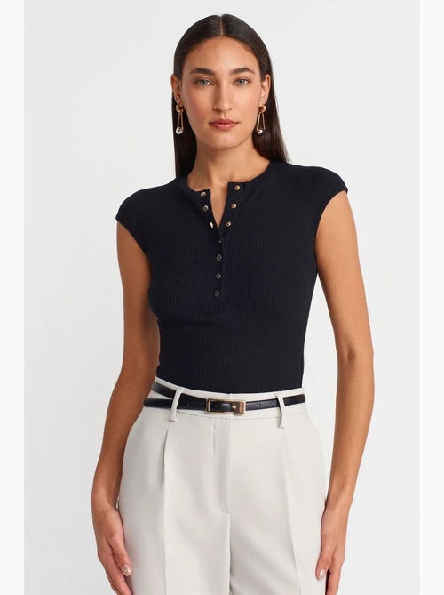 T-shirt girocollo in jersey di cotone aderente dilvin - Kiabi T-shirt girocollo in jersey di cotone aderente dilvin - Kiabi