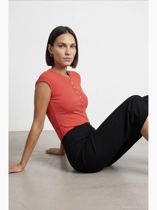 T-shirt girocollo in jersey di cotone aderente dilvin - Kiabi T-shirt girocollo in jersey di cotone aderente dilvin - Kiabi