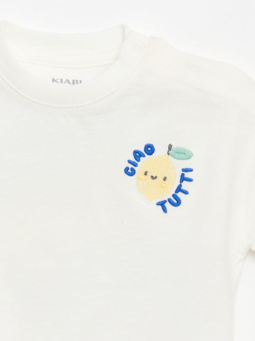 T-shirt in cotone con ricamo sul petto - Kiabi T-shirt in cotone con ricamo sul petto - Kiabi