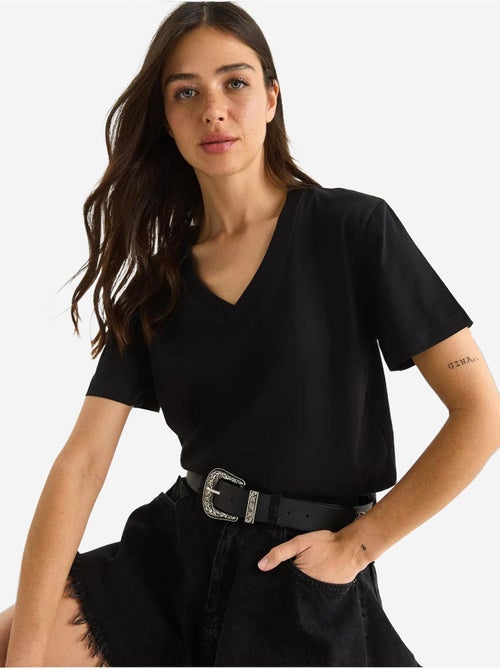 T-shirt in cotone pettinato con scollo a v comfort fit lucci - Kiabi T-shirt in cotone pettinato con scollo a v comfort fit lucci - Kiabi