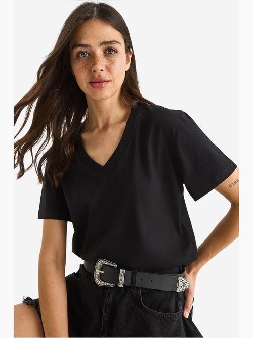 T-shirt in cotone pettinato con scollo a v comfort fit lucci - Kiabi T-shirt in cotone pettinato con scollo a v comfort fit lucci - Kiabi