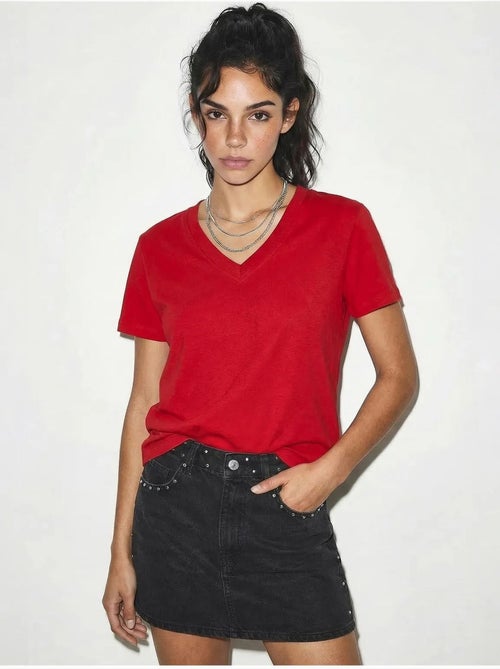 T-shirt in cotone pettinato con scollo a v comfort fit lucci - Kiabi T-shirt in cotone pettinato con scollo a v comfort fit lucci - Kiabi
