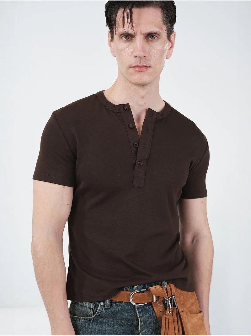 T-shirt in cotone slim fit con girocollo e dettaglio bottoni giesto Marrone - Kiabi