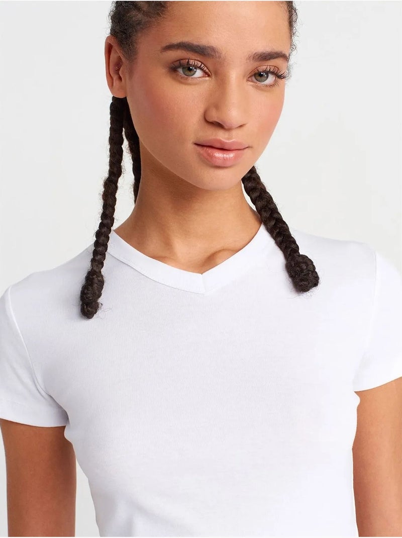 T-shirt in cotone slim fit con scollo a v dilvin Bianco - Kiabi