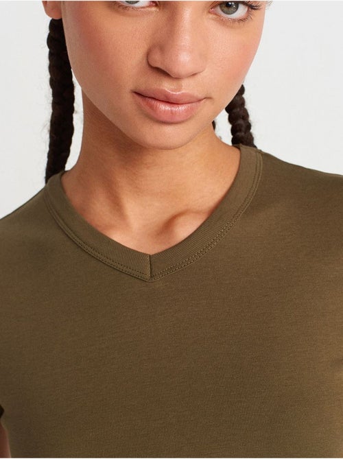 T-shirt in cotone slim fit con scollo a v dilvin - Kiabi