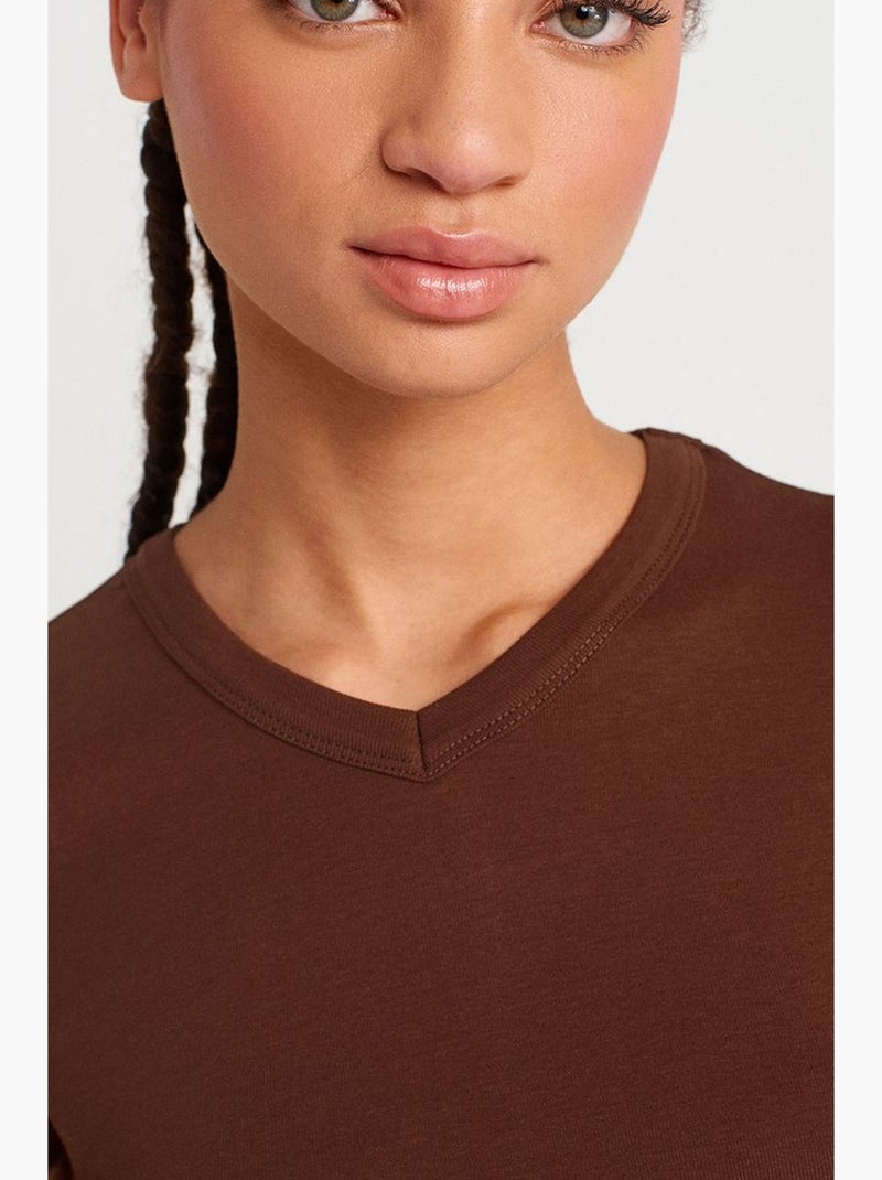 T-shirt in cotone slim fit con scollo a v dilvin Marrone cioccolato - Kiabi