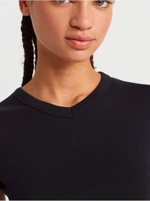 T-shirt in cotone slim fit con scollo a v dilvin - Kiabi T-shirt in cotone slim fit con scollo a v dilvin - Kiabi