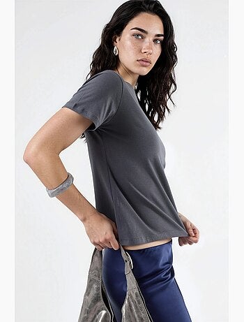 T-shirt in cotone tinta unita con girocollo busem