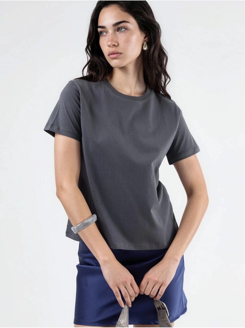 T-shirt in cotone tinta unita con girocollo busem - Kiabi T-shirt in cotone tinta unita con girocollo busem - Kiabi