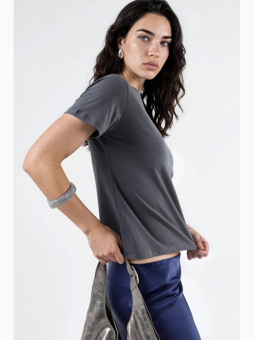 T-shirt in cotone tinta unita con girocollo busem - Kiabi T-shirt in cotone tinta unita con girocollo busem - Kiabi