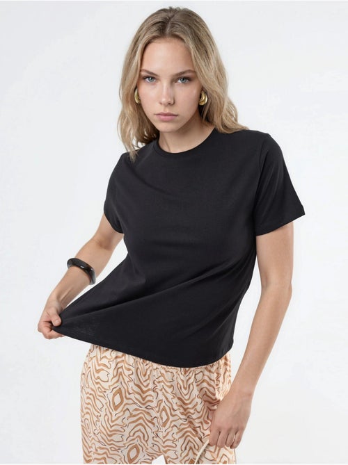T-shirt in cotone tinta unita con girocollo busem - Kiabi T-shirt in cotone tinta unita con girocollo busem - Kiabi