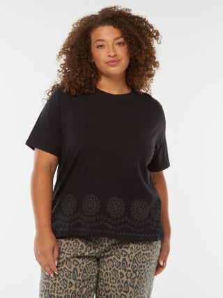 T-shirt in jersey con ricamo sul fondo