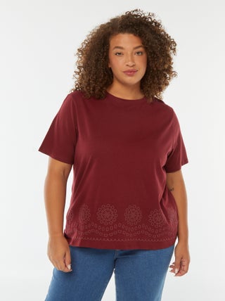 T-shirt in jersey con ricamo sul fondo