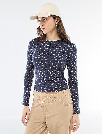 T-shirt in maglia traforata a fiori