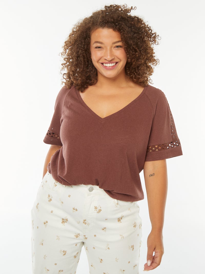 T-shirt in maglia mouliné con dettagli macramé Marrone - Kiabi
