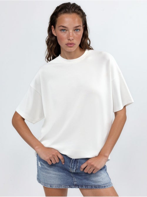 T-shirt in maglia oversize con girocollo effetto modal hiccup - Kiabi T-shirt in maglia oversize con girocollo effetto modal hiccup - Kiabi