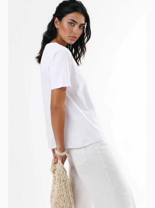 T-shirt in maglia tinta unita con scollo a v busem - Kiabi T-shirt in maglia tinta unita con scollo a v busem - Kiabi